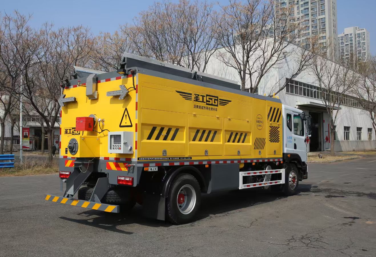 HGY5181TXB保溫儲料式路面養護車